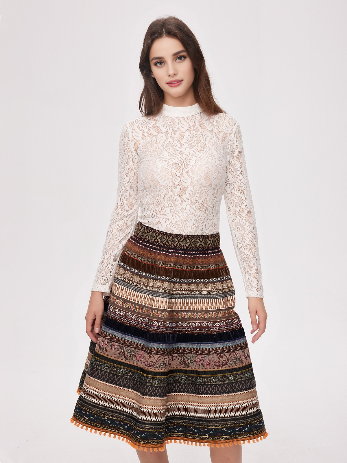 Ein gelbes Dirndl mit floralen Details